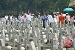 Ribuan warga Bengkulu ziarah makam keluarga