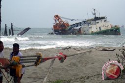 Kapal kandas diserahkan ke nakhoda