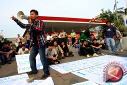 Warga Jambi serbu SPBU