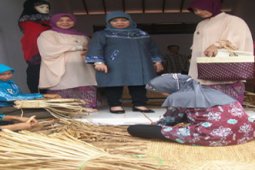 KAGUMI KERAJINAN ECENG GONDOK