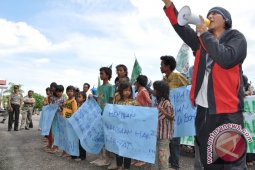Petani Suku Anak Dalam unjukrasa ke Polda