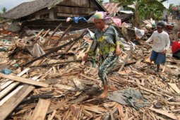 DI ANTARA PUING RUMAH
