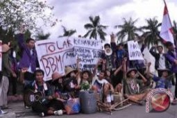 Ribuan Kader PDIP Demo Tolak Kenaikan BBM