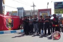 Mahasiswa Pengunjuk Rasa Shalat di Tengah Jalan