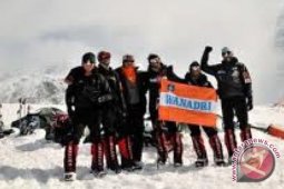 Pendaki perempuan merah-putih bersiap ke Vinson Massif
