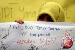 Anggota dewan pun unjuk rasa tolak penaikan BBM