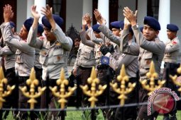 Polisi dan pendemo joget di tengah demonstasi