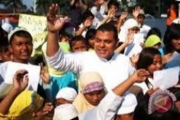 Haddad Alwi Hibur Penggemarnya Meski Diguyur Hujan Deras