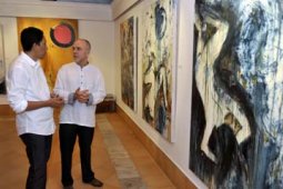 PAMERAN LUKISAN "ASTRAL PROJECTIONS"