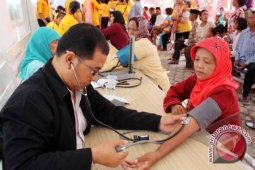 Puluhan mahasiswa STIKES beri pengobatan gratis