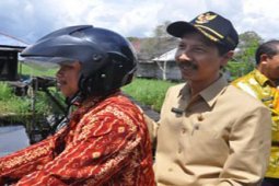 BUPATI BERSEPEDA MOTOR