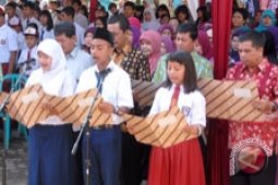 Siswa SMPN 1 gelar ritual "cuci kaki ibu"