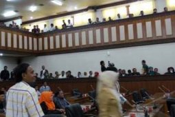 SIDANG TERGANGGU GEMPA