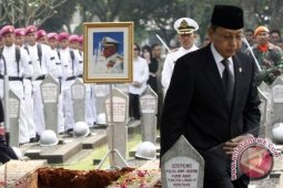 Wapres Inspektur Upacara Pemakaman Sudomo