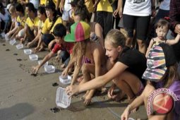 Pelepasan Penyu Warnai Hari Bumi Di Kuta