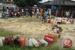 Warga Nunukan Antre Dapatkan Minyak Tanah