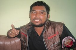 Warga Sangatta Tanami Pisang di Jalan Berlubang