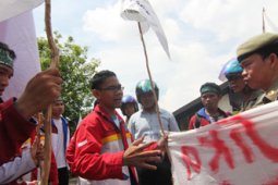 DEMO DI KEDIAMAN GUBERNUR
