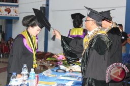 Ibu dan anak wisudawan terbaik Unlam