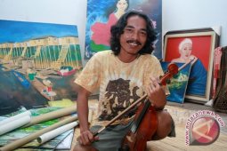 Zul "Bersetubuh" dengan Objek Lukisannya