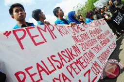Mahasiswa IKIP PGRI Segel Kampus