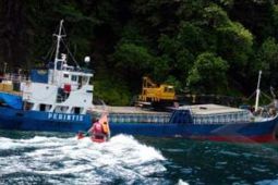 KAPAL TERDAMPAR