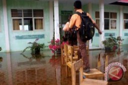Banjarmasin Tergenang Karena Hujan Dan Air Pasang