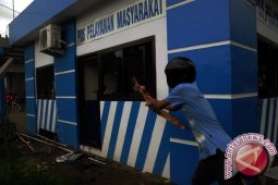 Ratusan warga rusak Mapolsek di Bungo