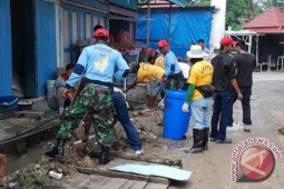 Tim Ekspedisi Khatulistiwa Bersihkan Pasar