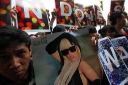 DUKUNG LADY GAGA