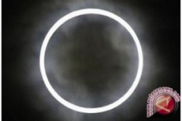 Gerhana Matahari "Cincin Api" Meredupkan Langit