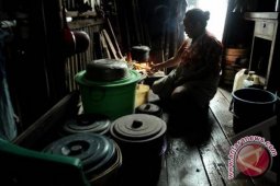 Masyarakat Kembali Gunakan Kayu Bakar