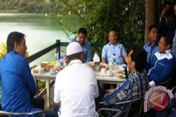 Anas Urbaningrum dapat kejutan ucapan selamat ulang tahun