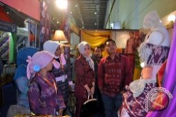 ADVERTORIAL - Tanah Bumbu Pamerkan Kain Tenun Pagatan