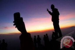 Matahari Terbit di Gunung Merapi