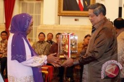 Kalpataru untuk Samuel Oton Sidin dari Kubu Raya