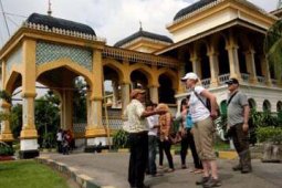 KUNJUNGAN WISATAWAN MENINGKAT