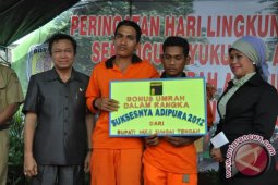 Menangis Bahagia dapat Bonus Umroh