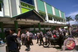 Polisi Bersenjata Lengkap Jaga Pasar Teratai Pontianak