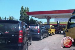 Antrean Terjadi Di SPBU Pontianak