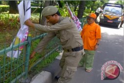 Ratusan baliho tak berizin diturunkan