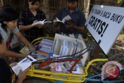 Komunitas Adat  Dapat 100 Buku