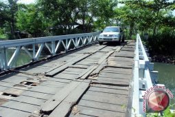 Jembatan penghubung dua desa Mukomuko ambruk