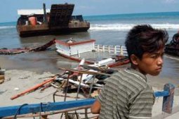 KAPAL DIHEMPAS BADAI