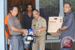 UPTD DKP Serahkan Bantuan Mesin Ketinting