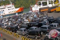 Antrean Di  Penyeberangan Membludak