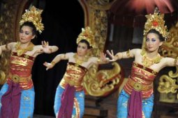 SENIMAN JEPANG MENARI BALI