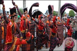 Prosesi Ngulur Naga Akhiri Festival Erau 2012