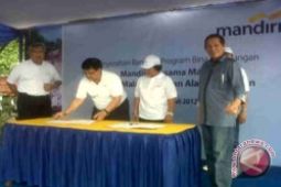 Bank Mandiri danai area wisata Pantai Malalayang