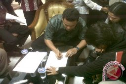 Anggota DPRD Kalbar Tandatangani Penolakan RUU PT